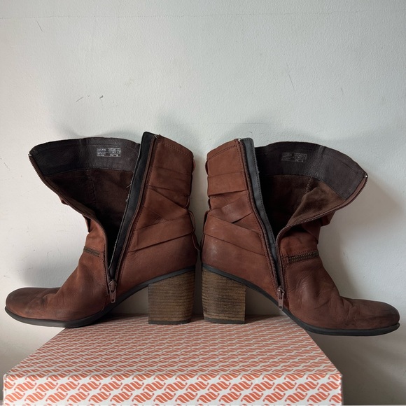 Josef Seibel size 40 Brown Heeled Boots with Buckle Straps - Picture 9 of 11